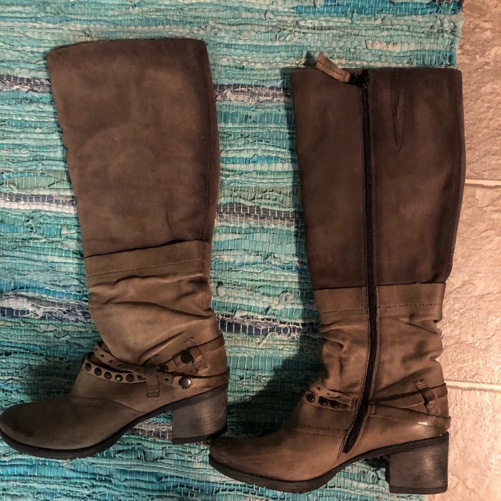 Stylish Brown MJUS boots